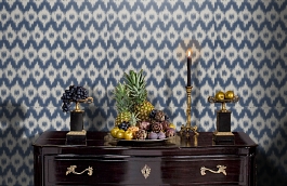 Обои Flamme De France Indigo F фото в интерьере гостиной превью