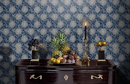 Обои Tournesal Indigo Fabric фото в интерьере гостиной превью