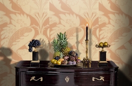 Обои Venetiandamask-Terracotta фото в интерьере гостиной превью