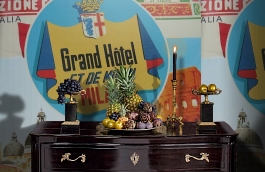 Обои F15.0021.A04 ARQUI A-04 фото в интерьере гостиной превью