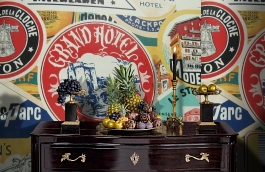 Обои F25.0001.A01 STAMPS A-01 фото в интерьере гостиной превью