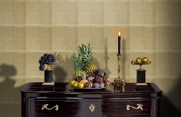 Обои Brushed 94-Gold фото в интерьере гостиной превью