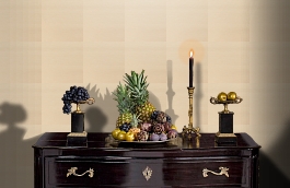 Обои Raised 48-Ecru фото в интерьере гостиной превью