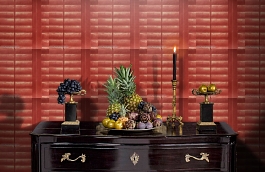 Обои Plantatiom Lacquer PL05 фото в интерьере гостиной превью