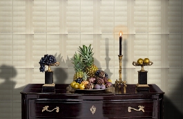 Обои Plantatiom Linen PL01 фото в интерьере гостиной превью