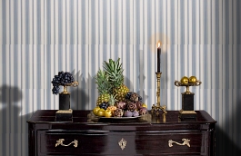 Обои Remi Stripe Bleu фото в интерьере гостиной превью