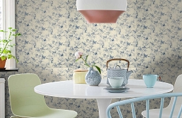 Обои Aviary Toile Indigo Fabri фото в интерьере кухни превью