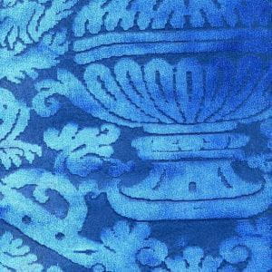 французские текстильные в комнату с дамаском обои ампир Zuber Grand Duche 40068 BLEU На фото французские текстильные в комнату с дамаском обои ампир Zuber Grand Duche 40068 BLEU
