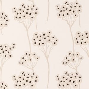 обои в комнату Clarke&Clarke с цветами  английской стиле Wild Garden W0048-05 На фото обои в комнату Clarke&Clarke с цветами  английской стиле Wild Garden W0048-05