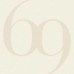 элитные флизелиновые полностью обои белые в гостиную с орнаментом Tres Tintas Bodoni VH6-A1 На фото элитные флизелиновые полностью обои белые в гостиную с орнаментом Tres Tintas Bodoni VH6-A1