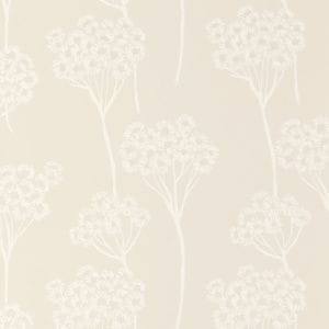 обои в комнату Clarke&Clarke с цветами  английской стиле Wild Garden W0048-03 На фото обои в комнату Clarke&Clarke с цветами  английской стиле Wild Garden W0048-03
