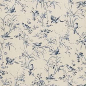 американские премиум обои бежевые в гостиную Fabricut French general Aviary Toile Indigo На фото американские премиум обои бежевые в гостиную Fabricut French general Aviary Toile Indigo