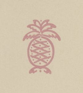 английские элитные бумажные обои бежевые в комнату Andrew Martin Attic Columbus Coral PN03 На фото английские элитные бумажные обои бежевые в комнату Andrew Martin Attic Columbus Coral PN03