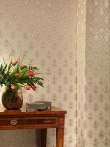 итальянские текстильные обои бежевые Epoca Wallcoverings Esther EST5 На фото итальянские текстильные обои бежевые Epoca Wallcoverings Esther EST5
