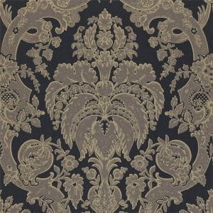 английские флизелиновые полностью обои черные с дамаском Zoffany Persia PEW09002 На фото английские флизелиновые полностью обои черные с дамаском Zoffany Persia PEW09002