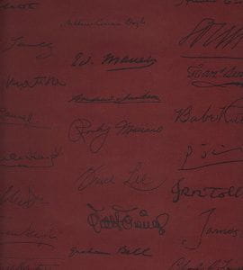 английские премиум бумажные обои Andrew Martin с текстом Navigator Autograph Red На фото английские премиум бумажные обои Andrew Martin с текстом Navigator Autograph Red